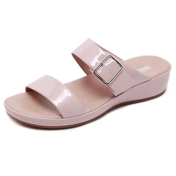 Бренд SIKETU, Повседневные Летние женские тапочки на плоской подошве, Евроамериканские шлепанцы с металлической пряжкой, открытый носок, Женственная стильная обувь розового цвета
