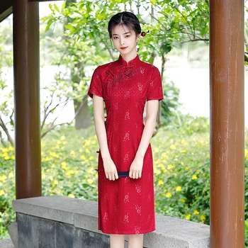 Летнее Красное Кружевное Платье Ципао средней длины с Темпераментом Ципао для молодых Девушек, Китайская Традиционная Одежда, Платье для Выступлений для Женщин